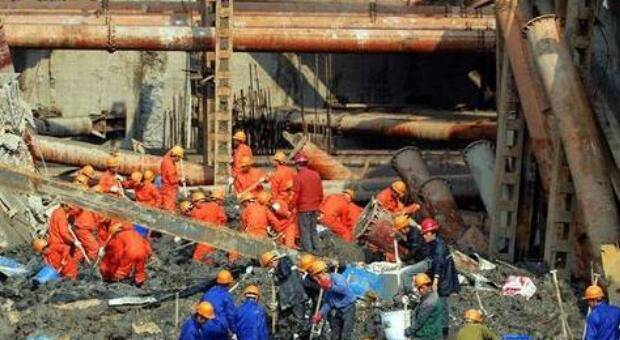 违规再起 青岛地铁施工坍塌已致3死 2人失联！