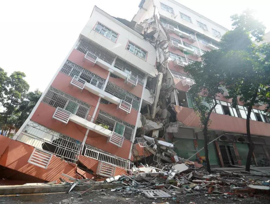 深圳一居民楼倾斜坍塌，现场触目惊心！ 