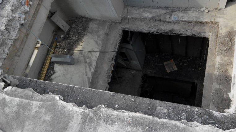 楼板开洞 用粘钢还是碳纤维布加固？