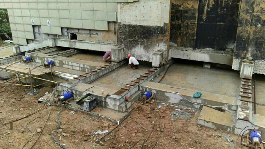 房屋纠偏施工现场